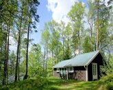 Mysig stuga i skogen, p sjtomt med egen brygga + bt