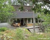 Schnes, modernes Terrassenhaus am Meer